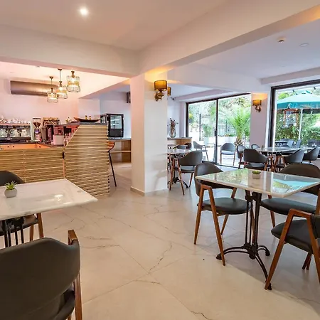 Genesis Hotel 4*